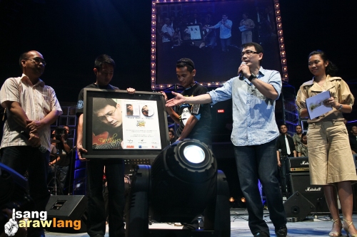 Certified as one of Philippine music's historical figures with his ground-breaking Isang Araw Lang album, Kuya Daniel delivers a heart-warming speech of gratitude  