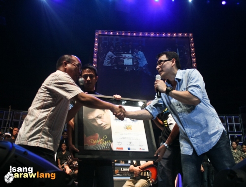 A record-label executive congratulates Kuya Daniel on making Philippine musical history in just one day!