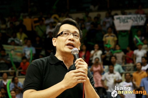 All eyes and ears are on Mr. Public Service as he addresses the excited crown in PBA's Benefit Game for the Isang Araw Lang campaign.